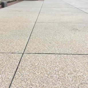 广东 黄金麻花岗岩石板材荔枝面地面铺装效果