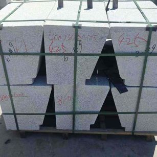 广东 芝麻白异形坐凳，石凳