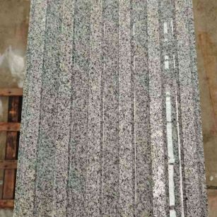 广东 芝麻白花岗岩荔枝面雕刻盲道，盲条