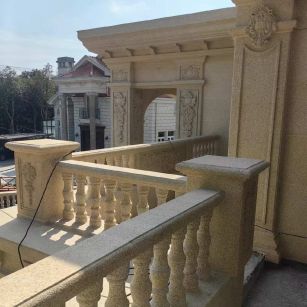 广东 黄金麻别墅外墙干挂雕花配合阳台栏杆花瓶柱