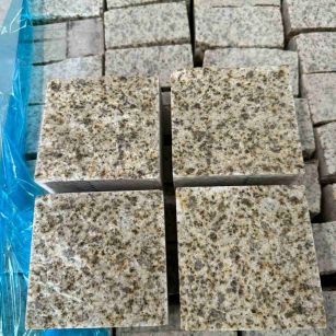 广东 黄金麻花岗岩自然面小方块，弹石，马蹄石等