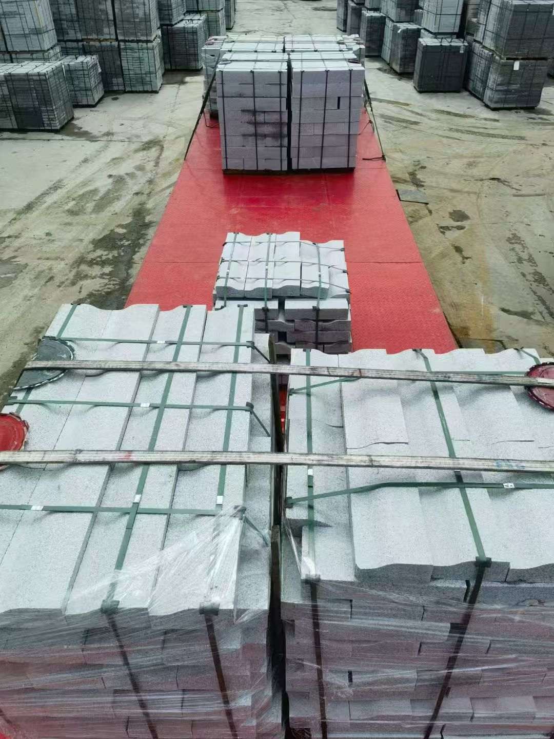 广东 芝麻白仿形加直形路沿石出货日常