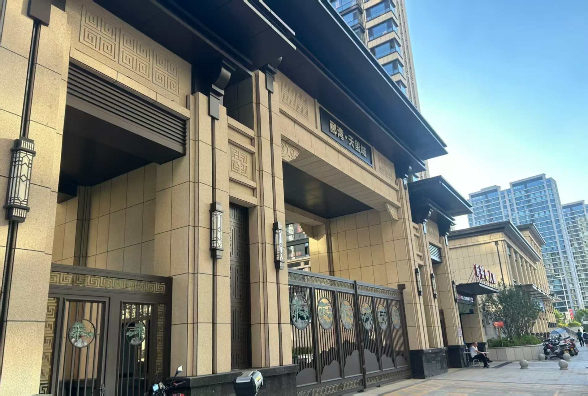 广东 黄金麻花岗岩荔枝面小区门楼外墙干挂