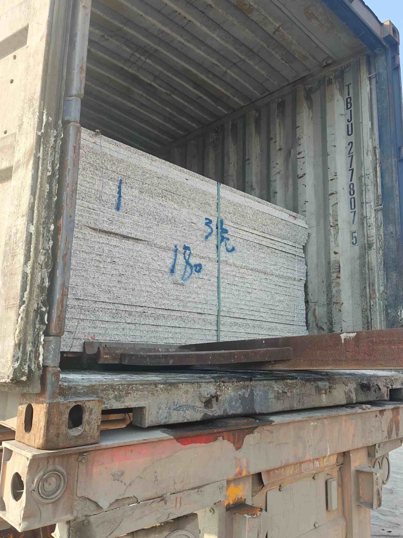 广东 芝麻白花岗岩石材3.0公分光面毛板装柜出货