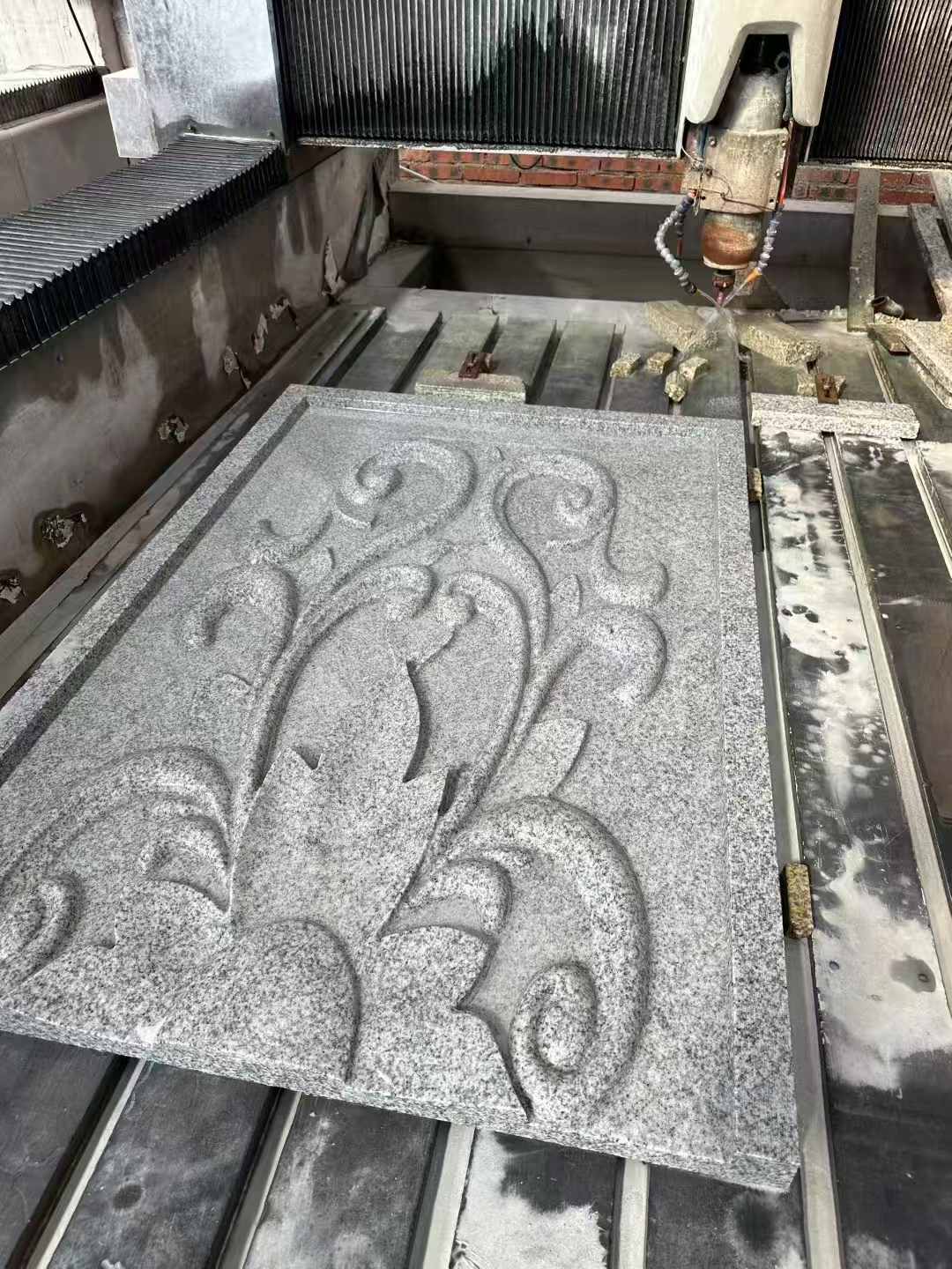 广东 白麻别墅干挂雕花板