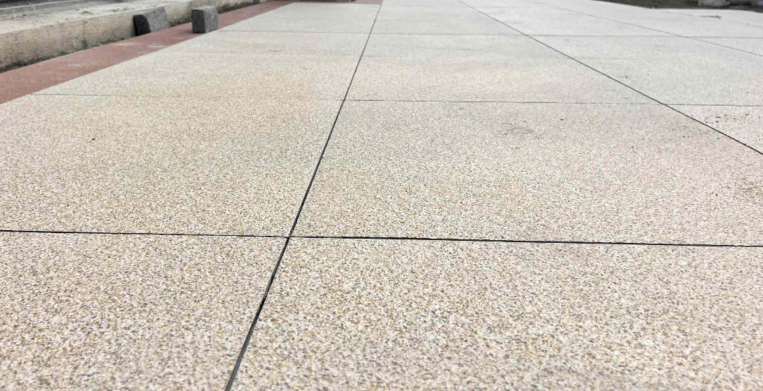 广东 黄金麻花岗岩石板材荔枝面地面铺装效果