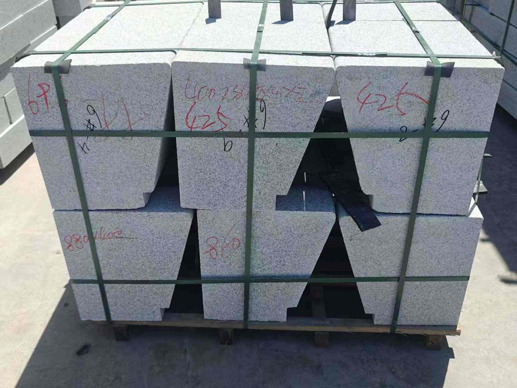 广东 芝麻白异形坐凳，石凳