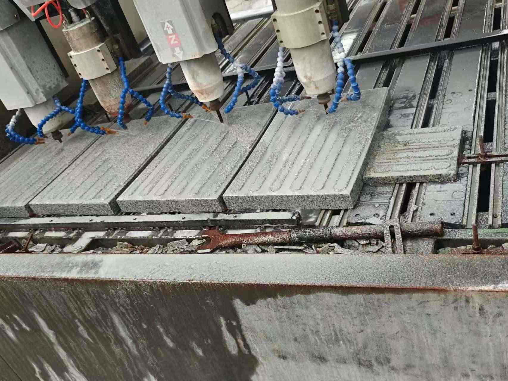 广东 芝麻白花岗岩荔枝面盲道雕刻