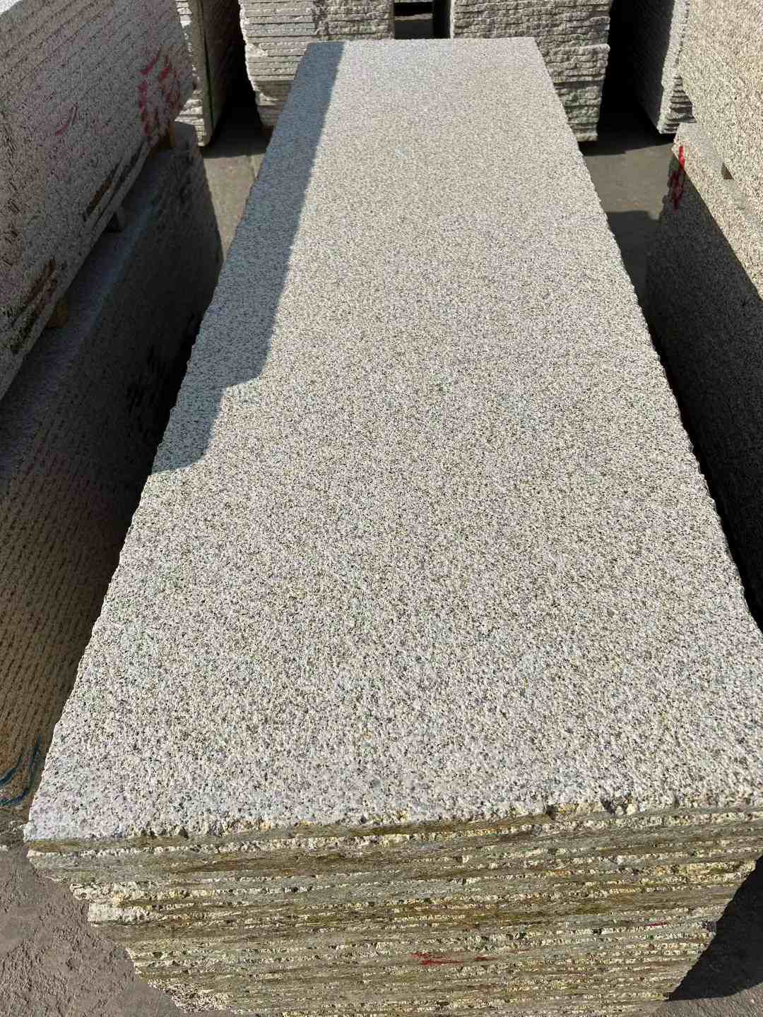 广东 黄金麻花岗岩荔枝面毛板，半成品