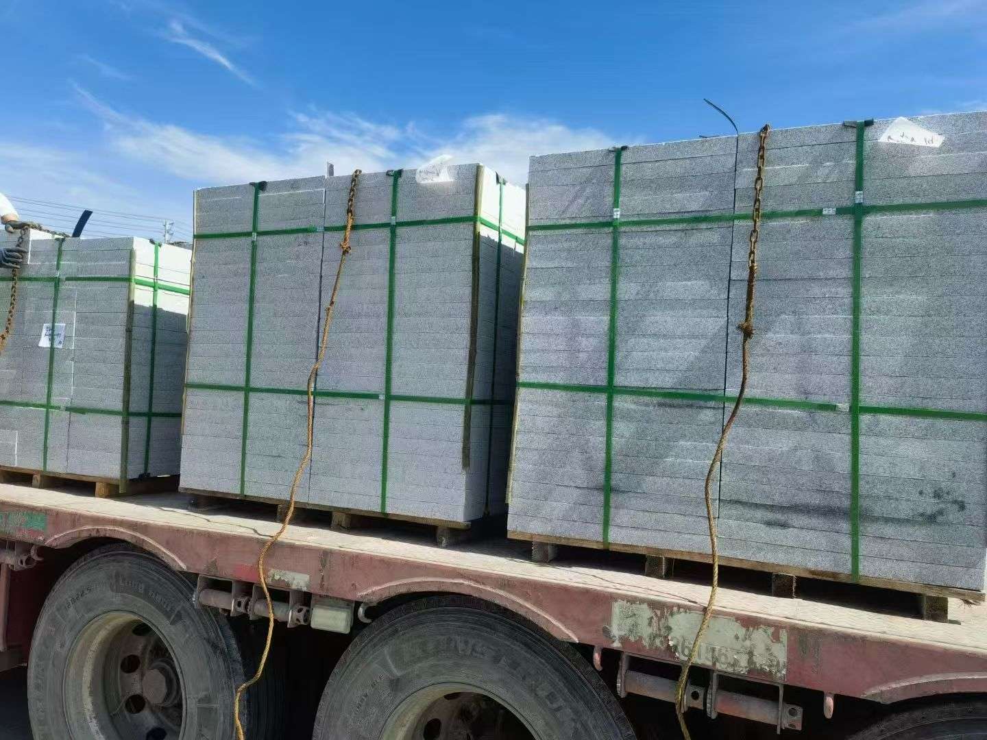 广东 芝麻白花岗岩地铺石装车日常