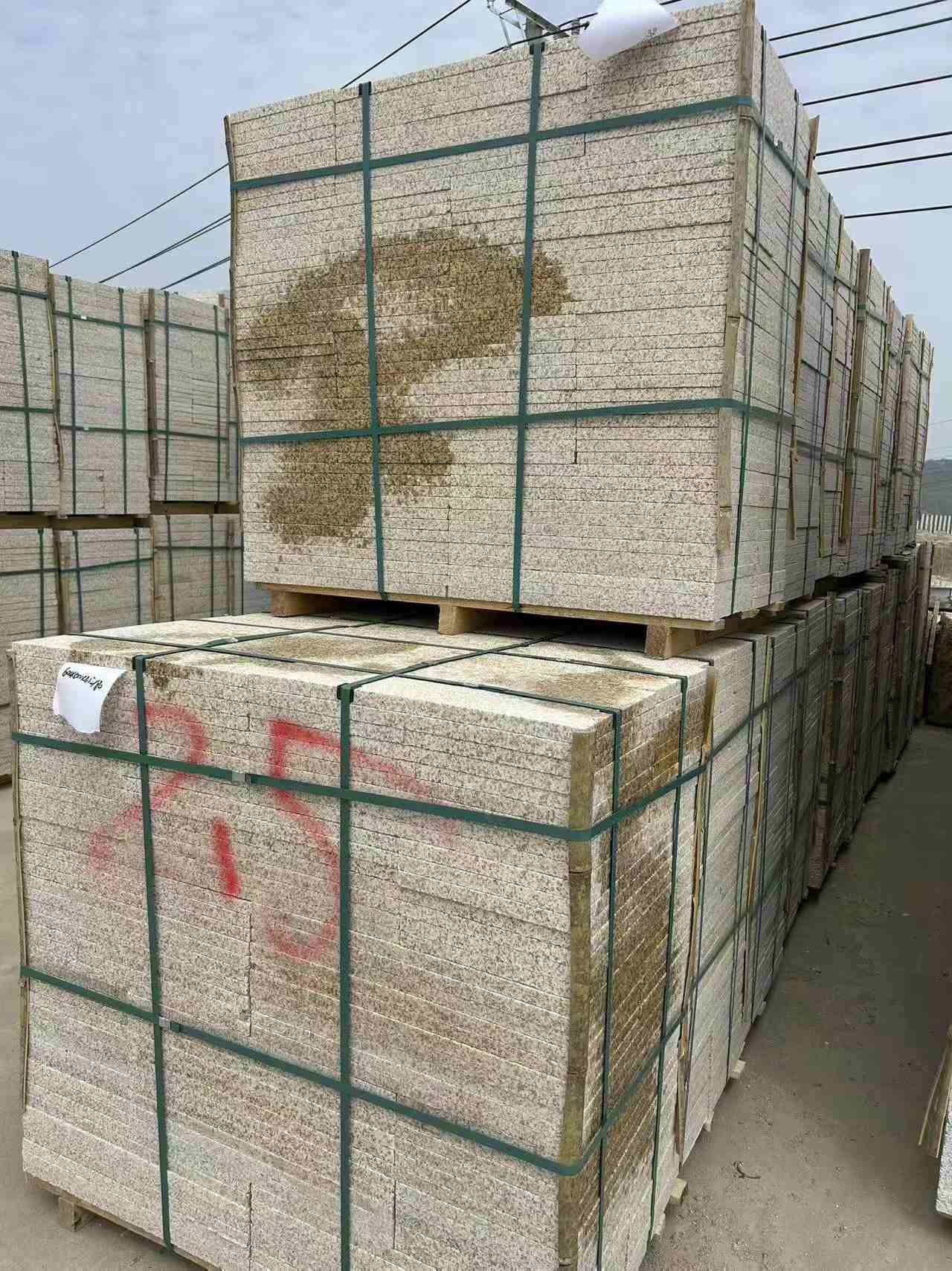 广东 黄金麻花岗岩石材荔枝面地铺石2.5*300*600