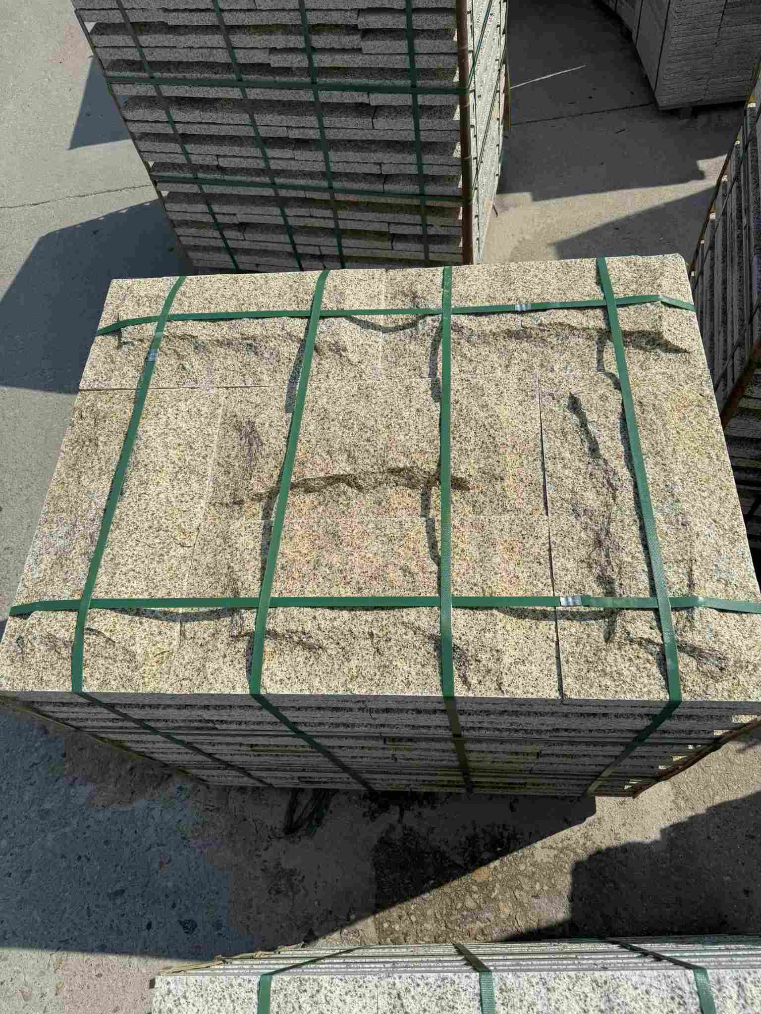 广东 黄金麻花岗岩石材自然面蘑菇石成品