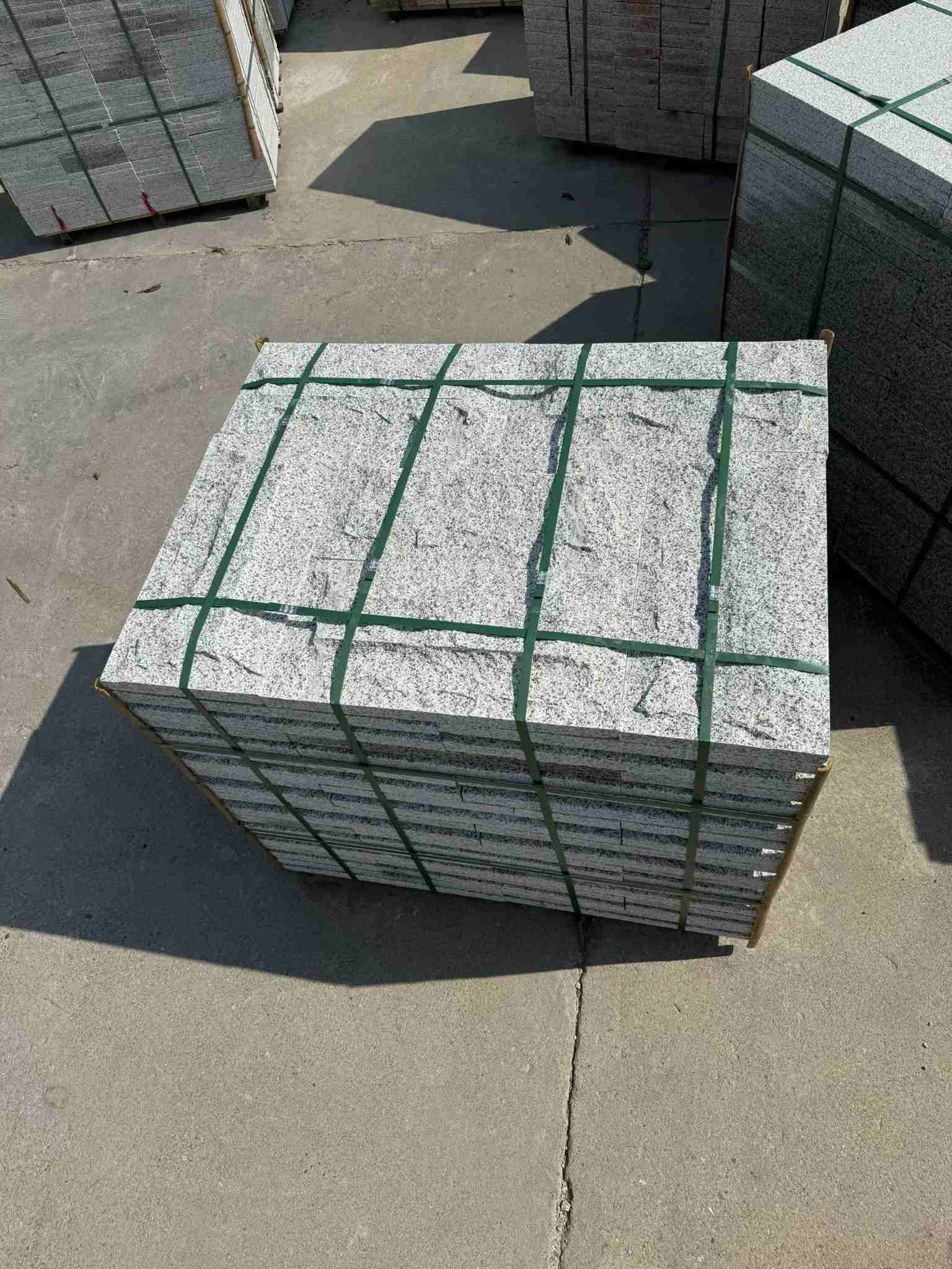 广东 白麻花岗岩石材自然面蘑菇石成品