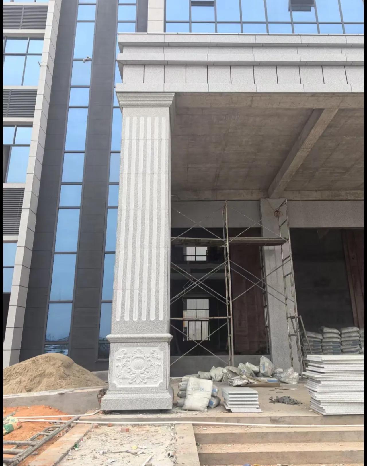 广东 芝麻白光面花岗岩门楼大柱（罗马柱）配雕花底座