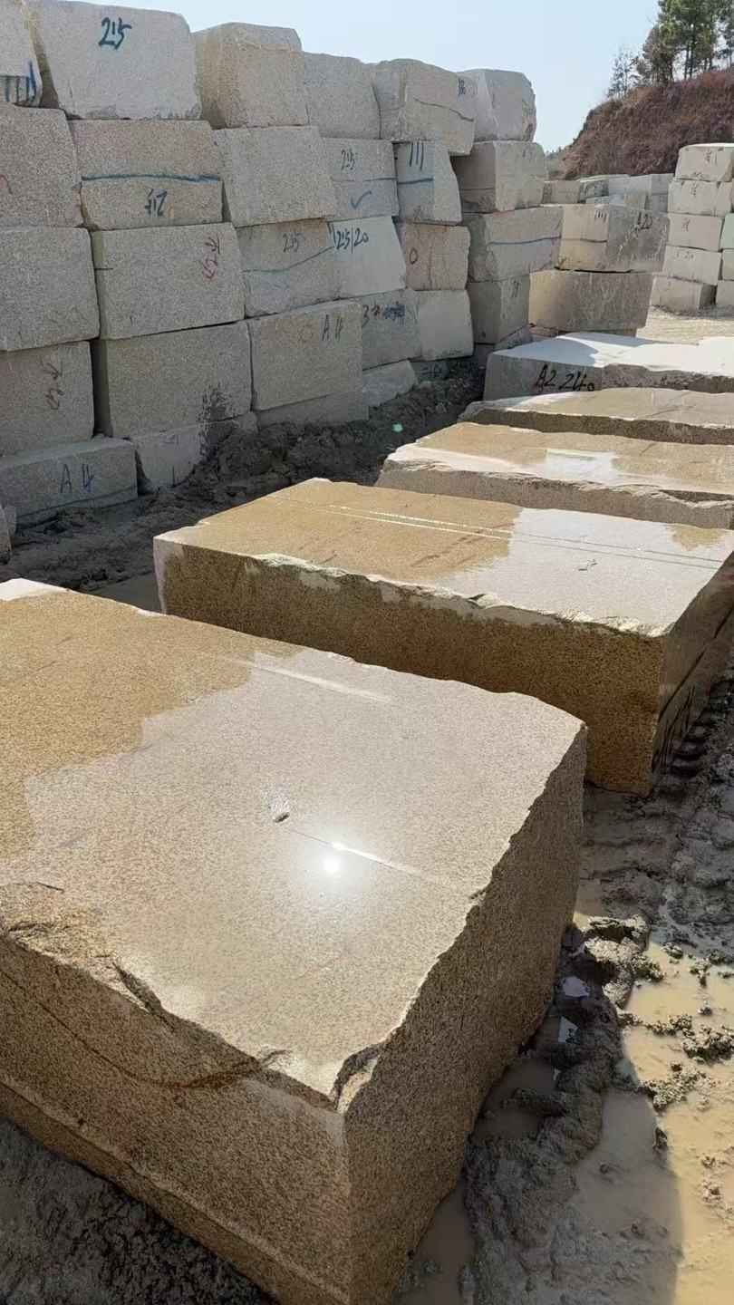 广东 黄金麻方料堆场洗料分选中，原材料充足