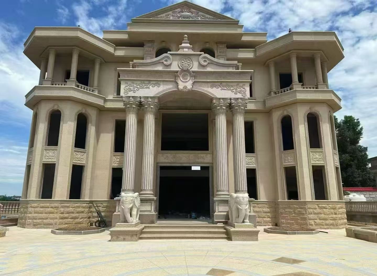 广东 黄金麻别墅外墙干挂，大柱，大象，蘑菇石，雕花板