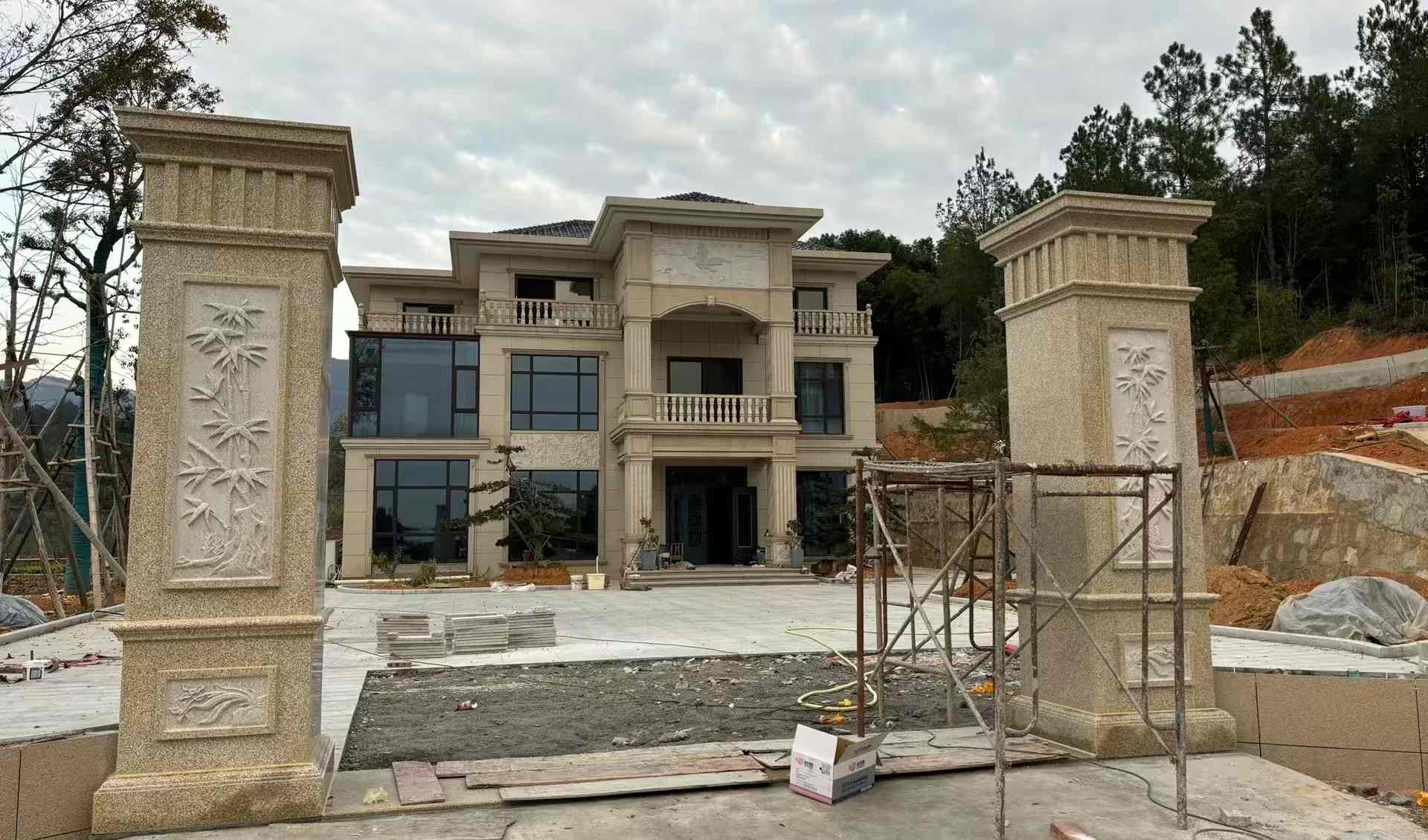 广东 黄金麻花岗岩别墅雕花外墙干挂配上门口雕花罗马柱