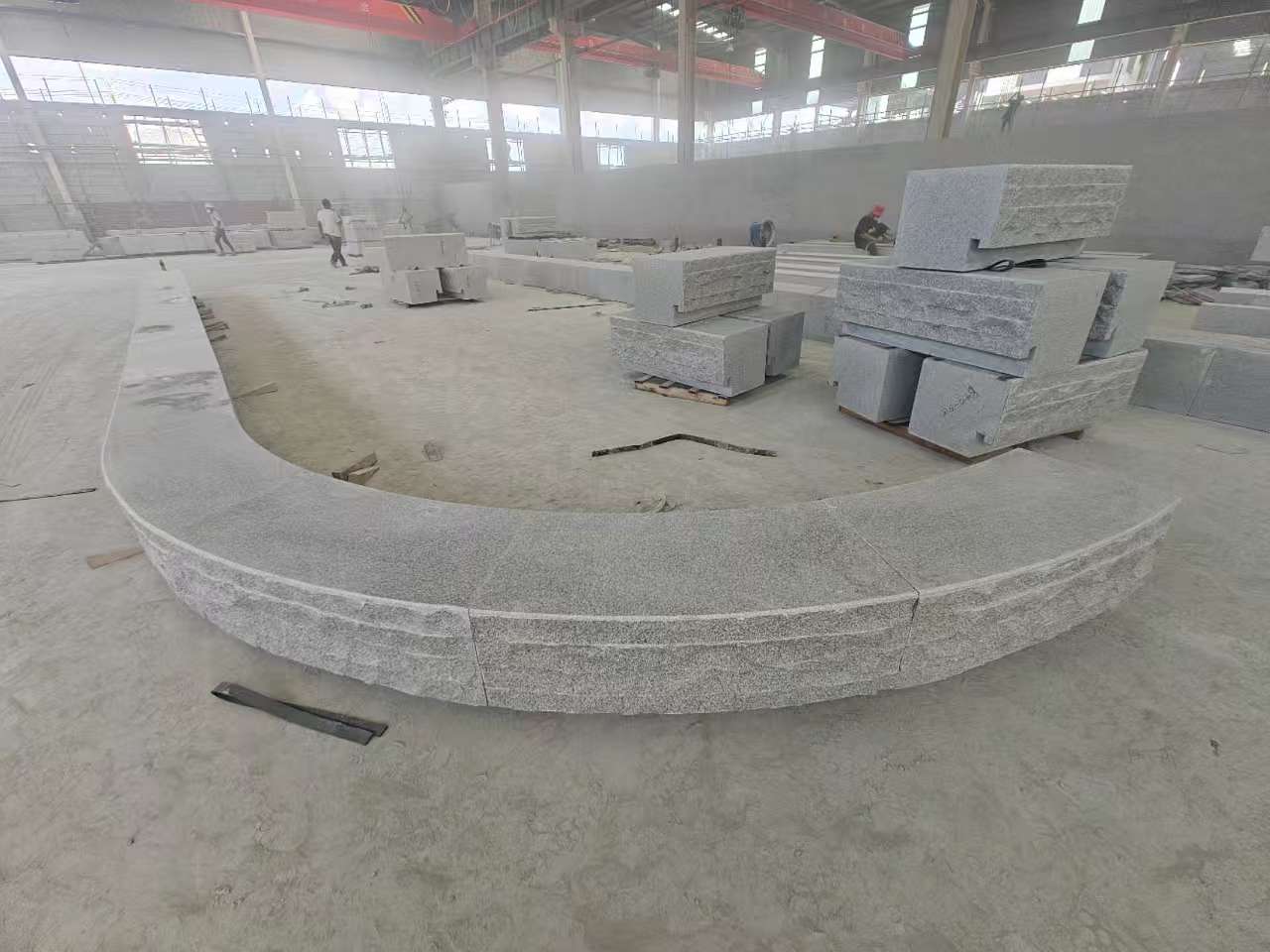 广东 芝麻白异形坐凳，自然面光面弧形加工