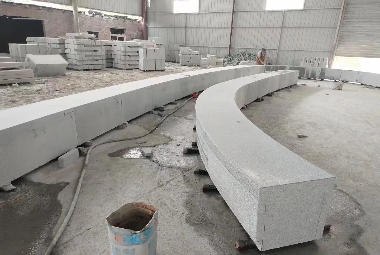 广东芝麻白花岗岩石板材 园林光面弧形坐凳