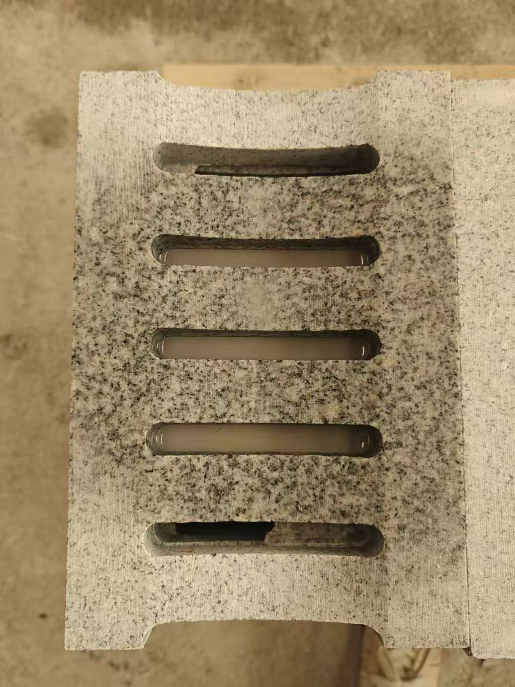 广东 芝麻白拉丝面花岗岩U型开槽排水槽