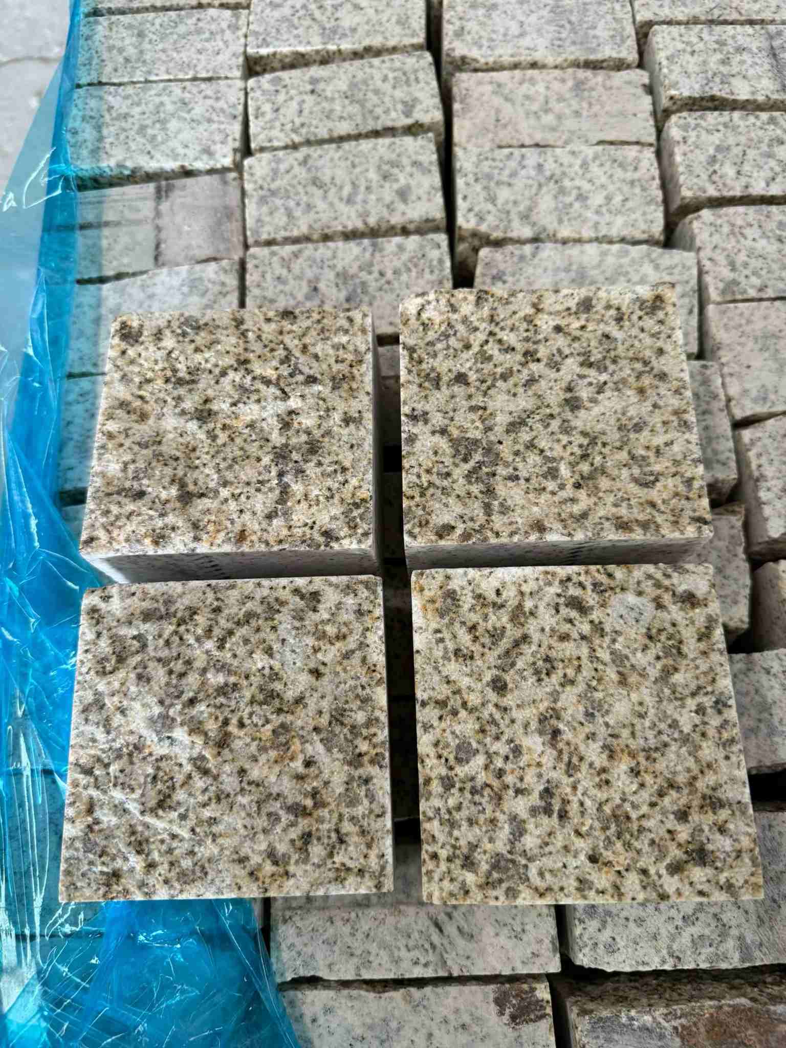 广东 黄金麻花岗岩自然面小方块，弹石，马蹄石等