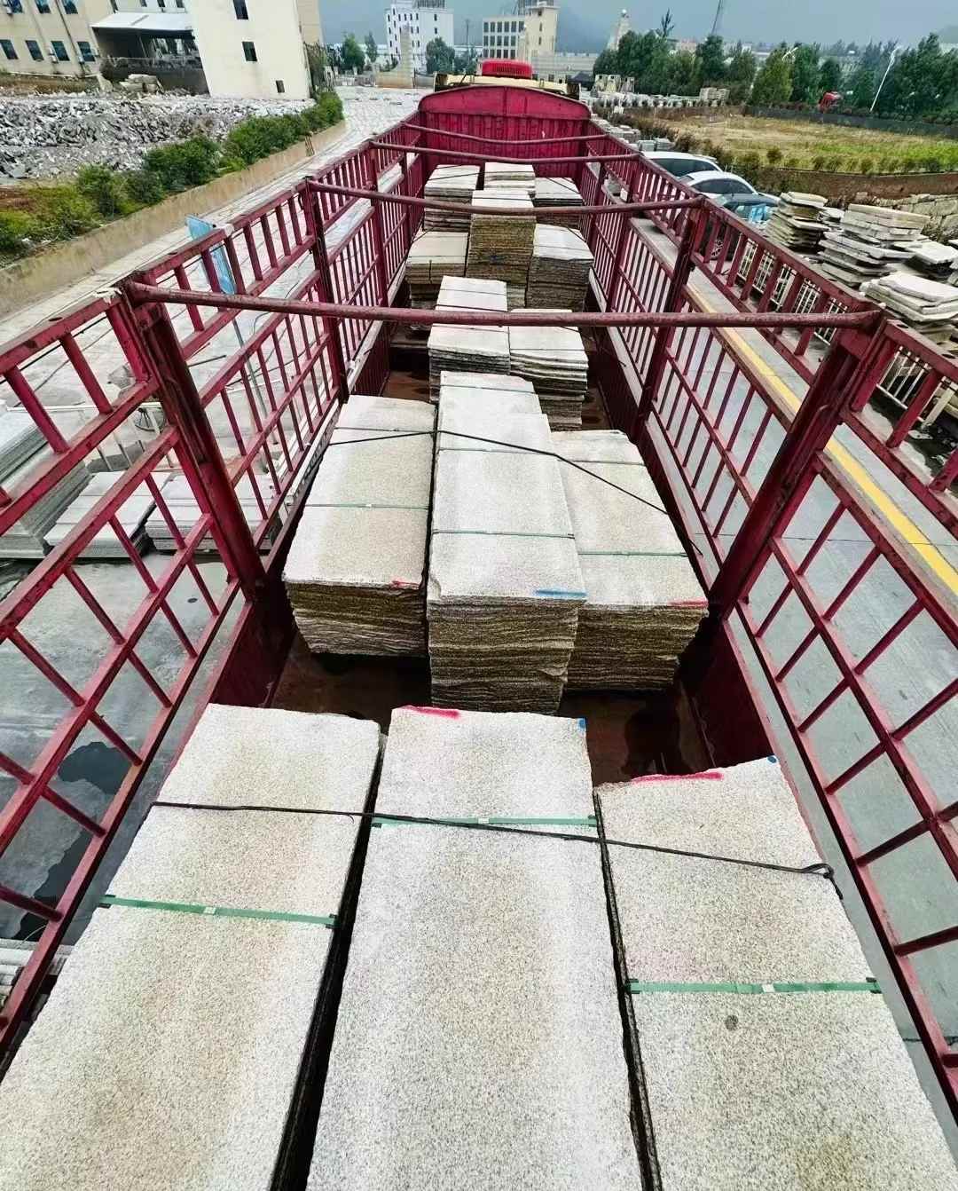 广东 黄金麻花岗岩荔枝面，光面毛板装车完成