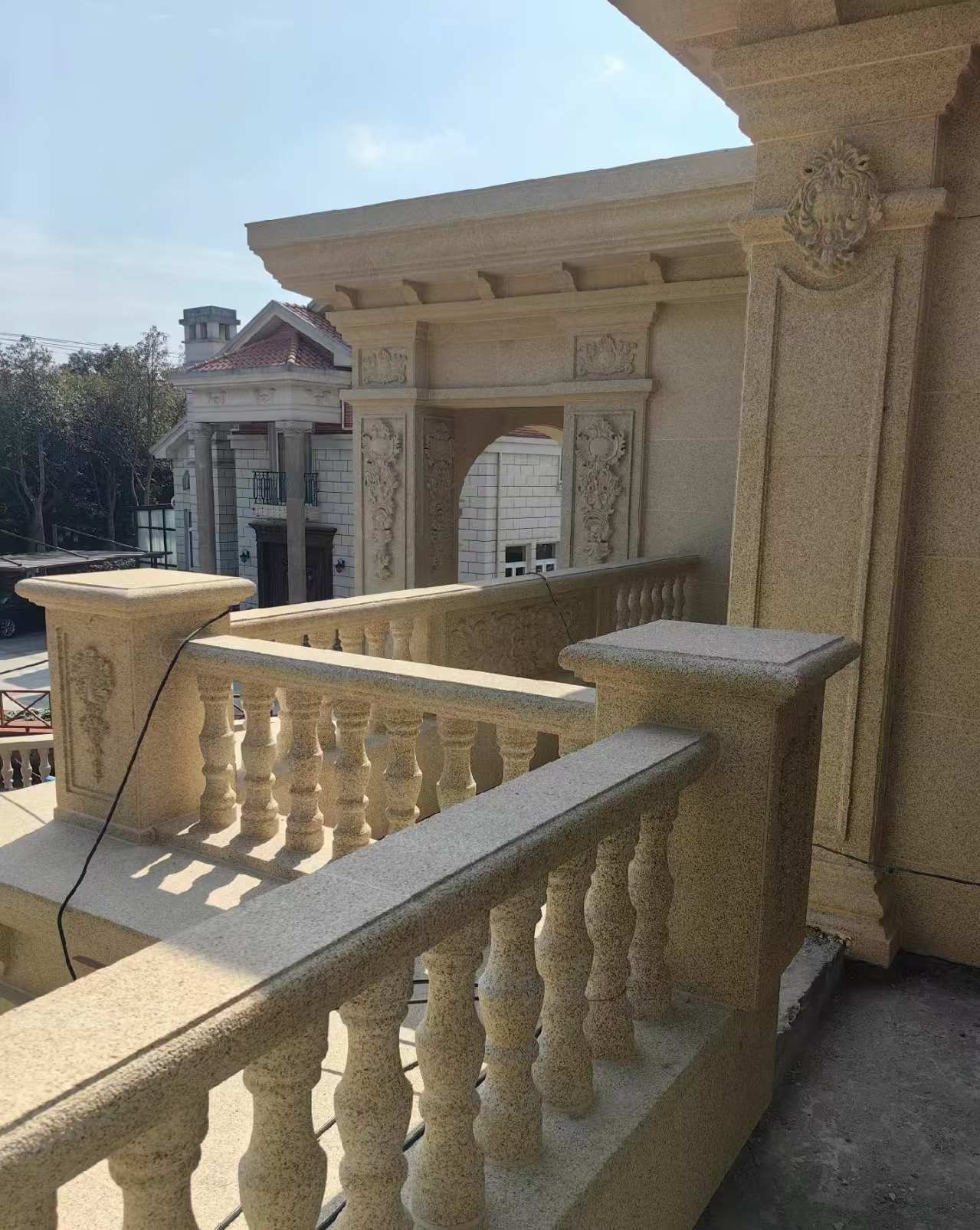 广东 黄金麻别墅外墙干挂雕花配合阳台栏杆花瓶柱