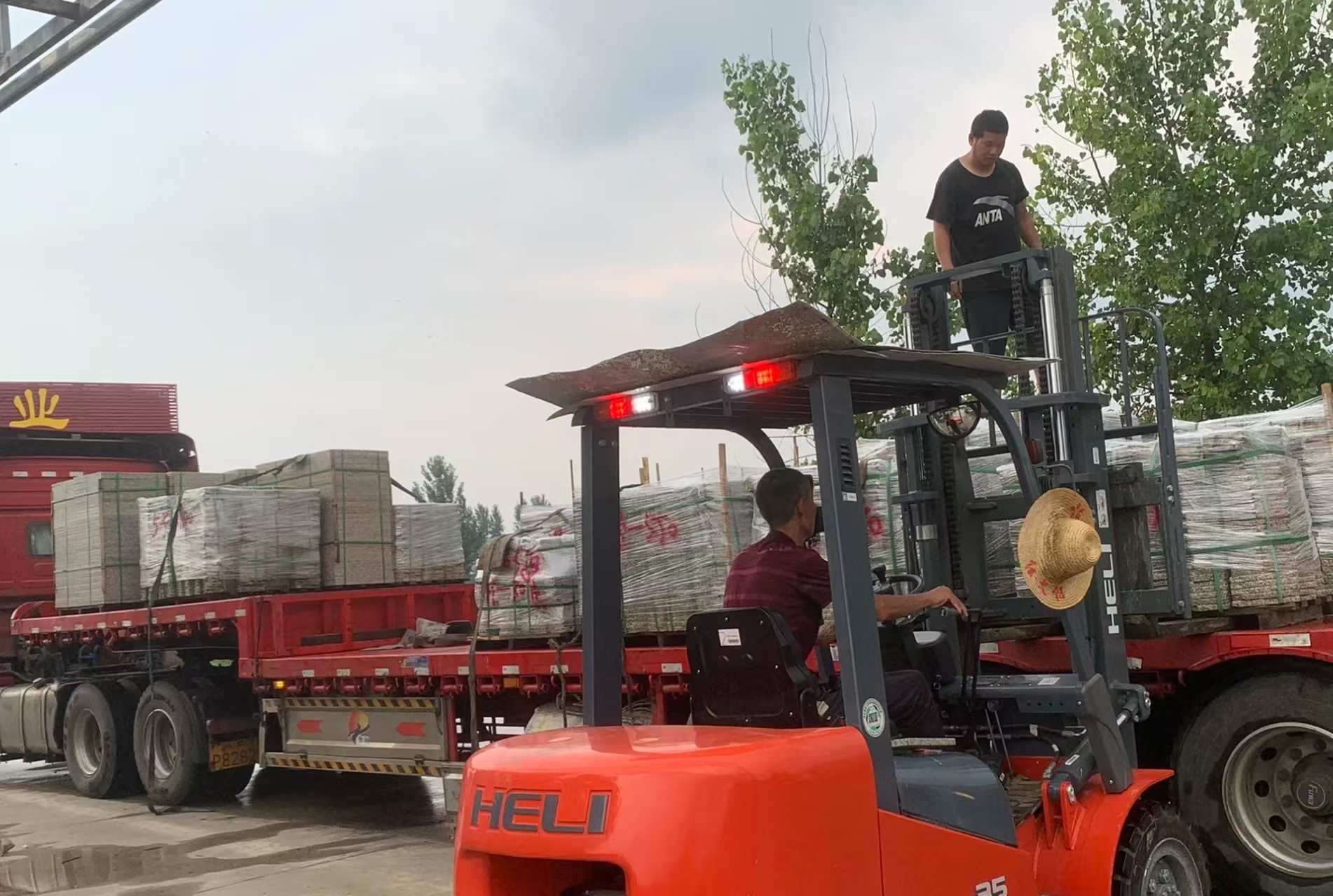 广东 黄金麻冰裂纹，地铺石装车