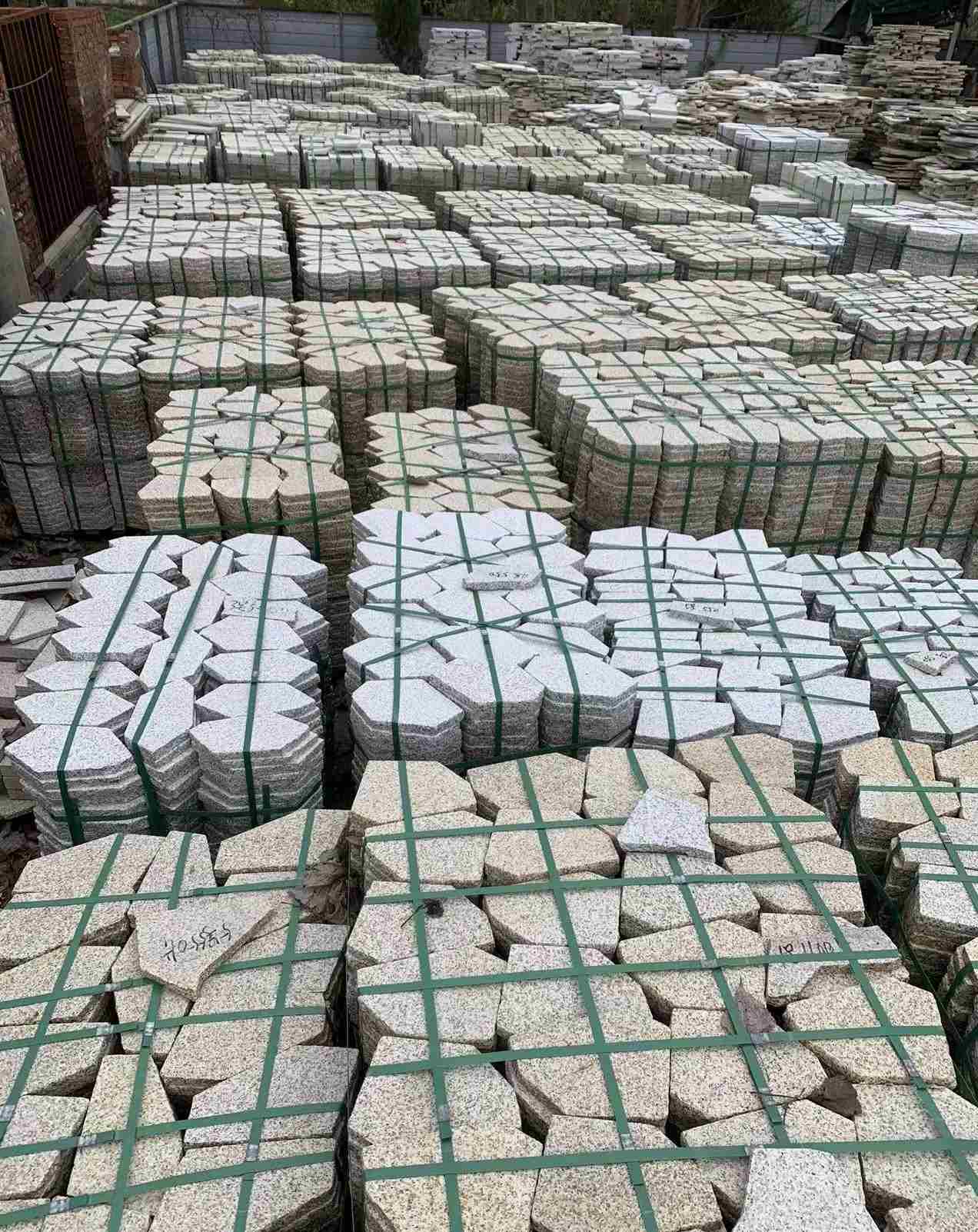 广东 黄金麻白麻花岗岩荔枝面地铺石(冰裂纹)