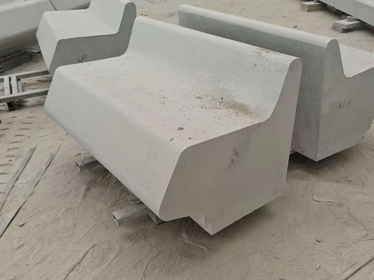 广东 芝麻白花岗岩异形坐凳，石凳